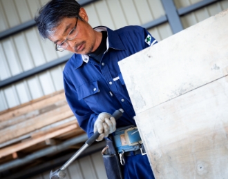 02 作業員 型枠大工 赤坂 賢一 2009年入社 WORKER-CARPENTER STAFF